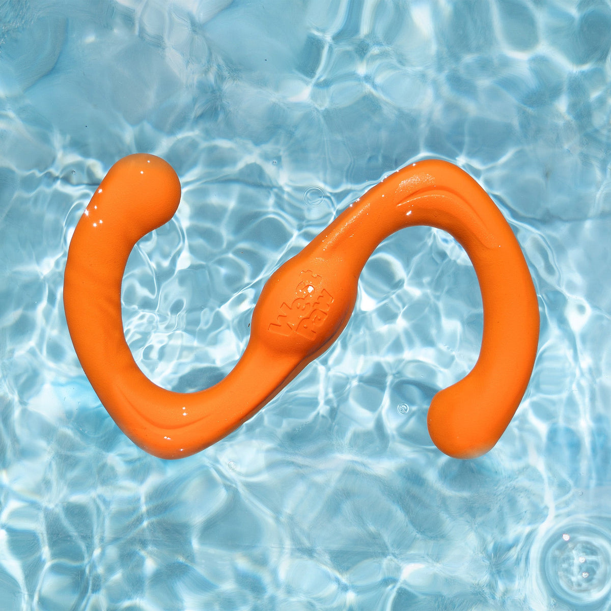 Bumi BUILT FOR GENTLE CHEWERS
Flexing to twice its length during tug-of-war, this S-shaped dog toy is a fan favorite. The smart design makes it a natural for fetch, tug-of-war, keep away, and other dog-and-human games.

Bumi’s stretchy shape makes for epi