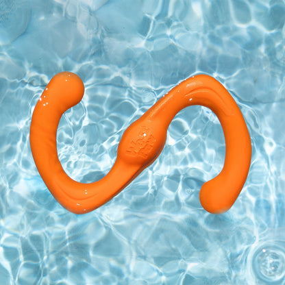 Bumi BUILT FOR GENTLE CHEWERS
Flexing to twice its length during tug-of-war, this S-shaped dog toy is a fan favorite. The smart design makes it a natural for fetch, tug-of-war, keep away, and other dog-and-human games.

Bumi’s stretchy shape makes for epi